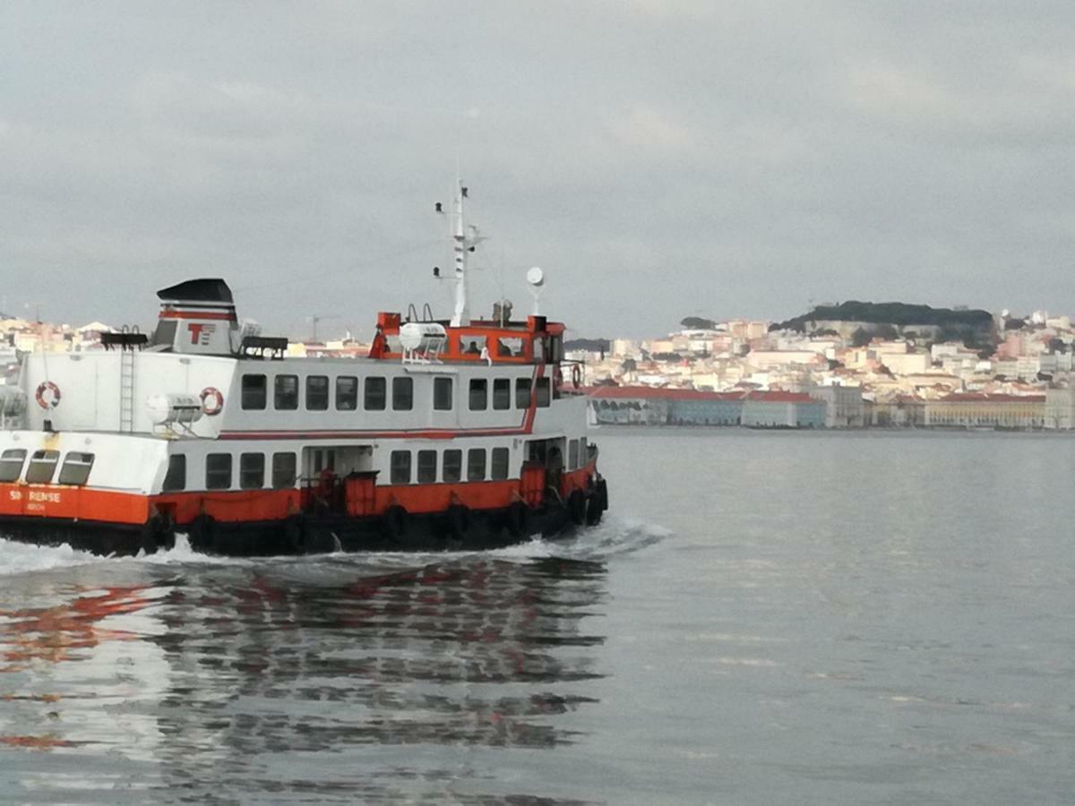 Tejo House River Lisbon Almada Exterior photo